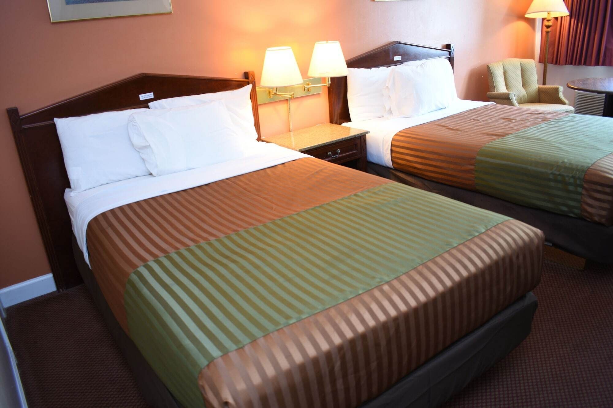 标准房, 2 张双人床 (2 Double Beds Smoking) | 熨斗/熨衣板、免费 WiFi、床单