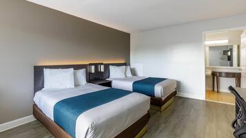 Habitación estándar, 2 camas matrimoniales, para no fumadores, refrigerador y microondas | Tabla de planchar con plancha, wifi gratis y ropa de cama