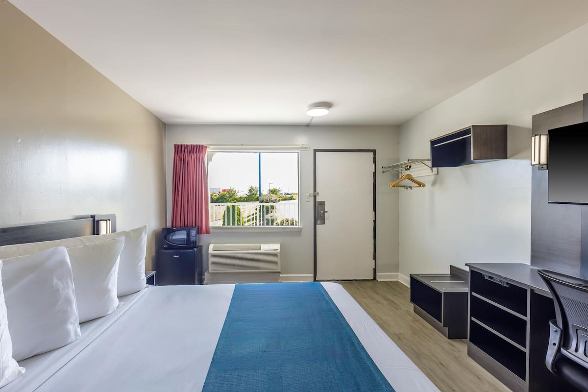 Tabla de planchar con plancha, wifi gratis y ropa de cama
