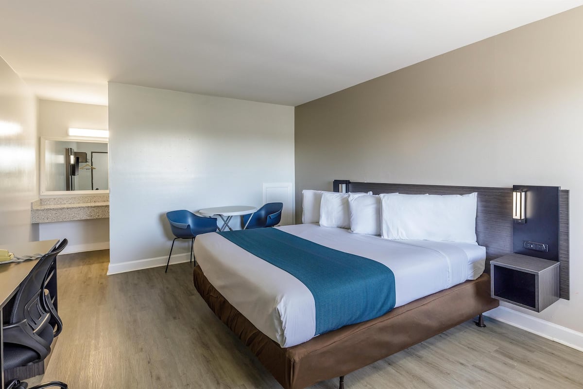 Quarto standard, 1 cama King, para não fumantes, geladeira e micro-ondas | Ferros/tábuas de passar roupa, Wi-Fi de cortesia, roupa de cama