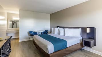 标准房, 1 张特大床, 无烟房, 冰箱和微波炉 | 熨斗/熨衣板、免费 WiFi、床单