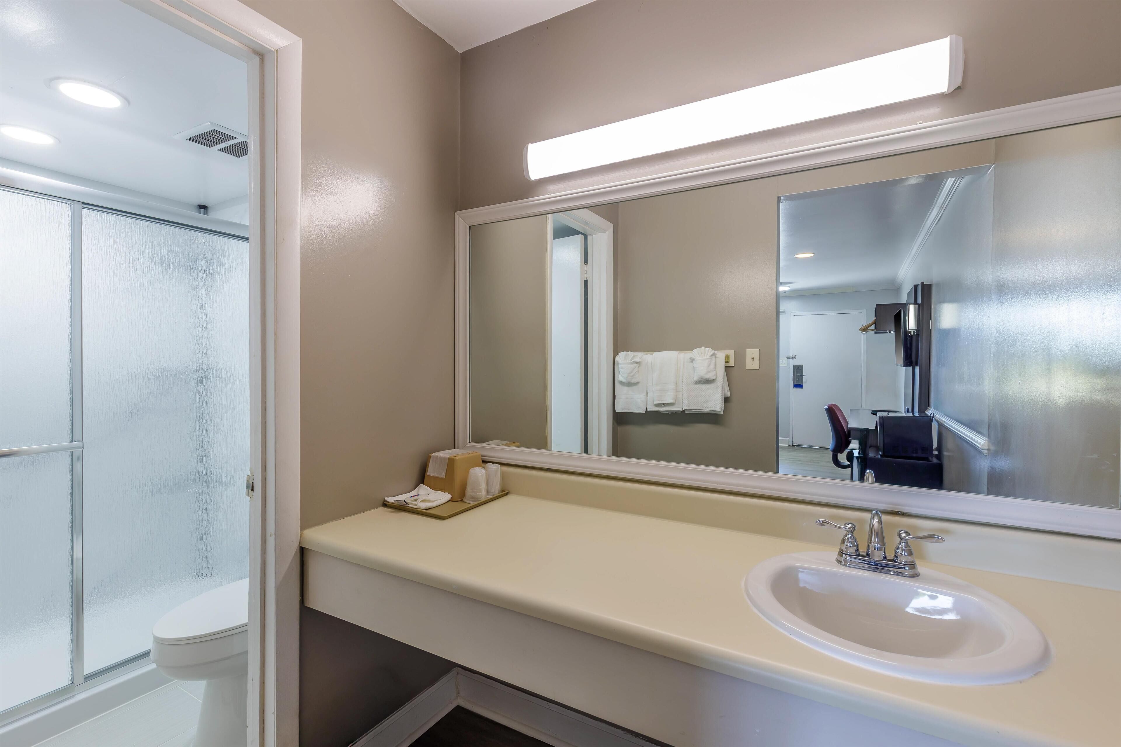 Combined shower/tub, free toiletries, hair dryer, towels
