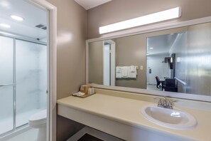 淋浴/盆浴组合、免费洗浴用品、吹风机、毛巾