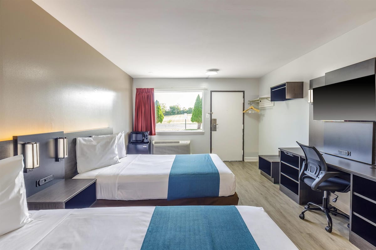 Quarto standard, 2 camas de casal, acessível, para não fumantes | Ferros/tábuas de passar roupa, Wi-Fi de cortesia, roupa de cama