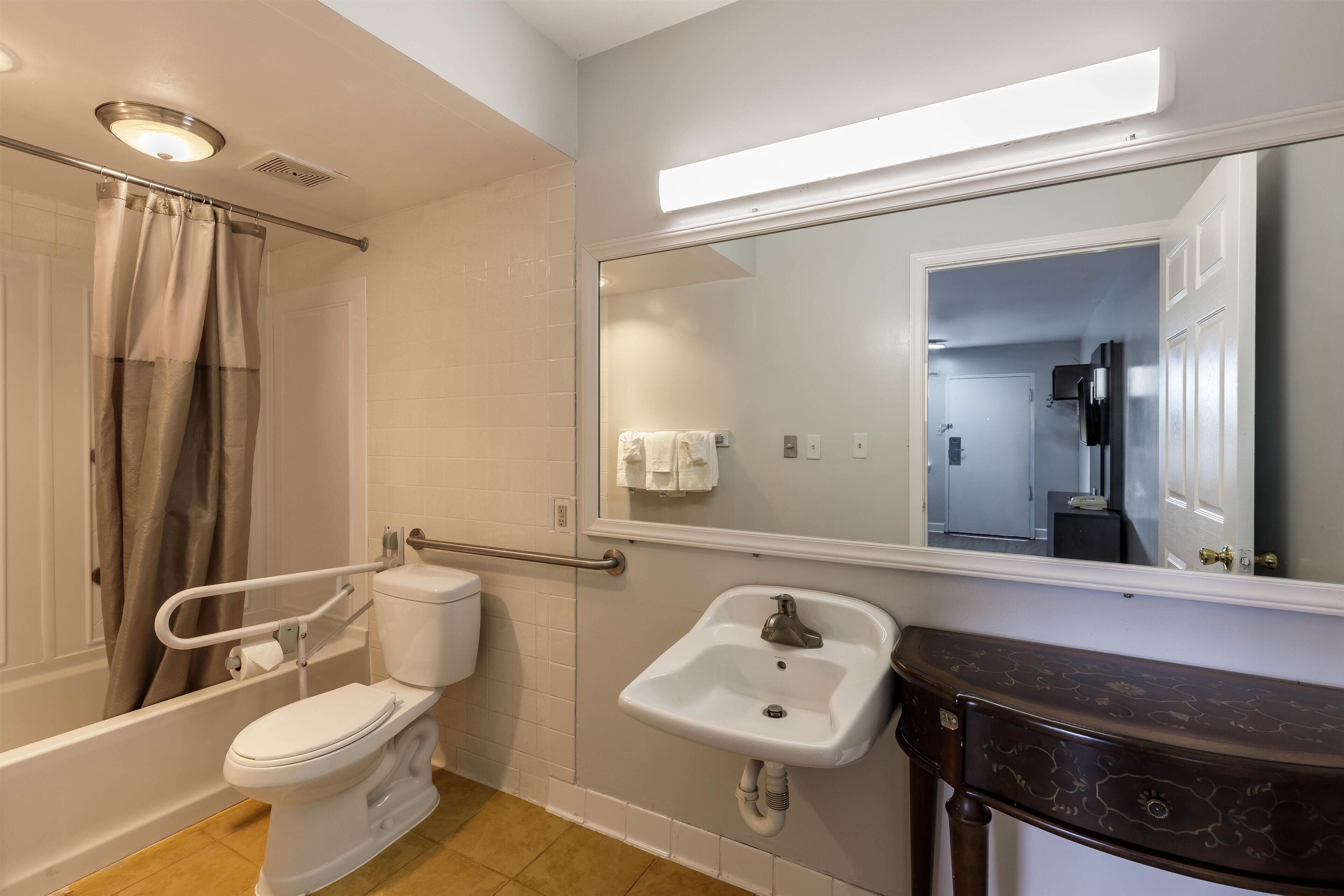 Une salle de bain équipée de toilettes, d’un lavabo et d’une douche.