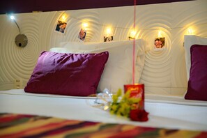 Luxury Suite, 1 King Bed, Non Smoking | Minibar, in-room safe, desk, blackout curtains
