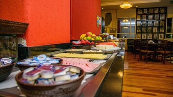 Café da manhã com buffet grátis todos os dias