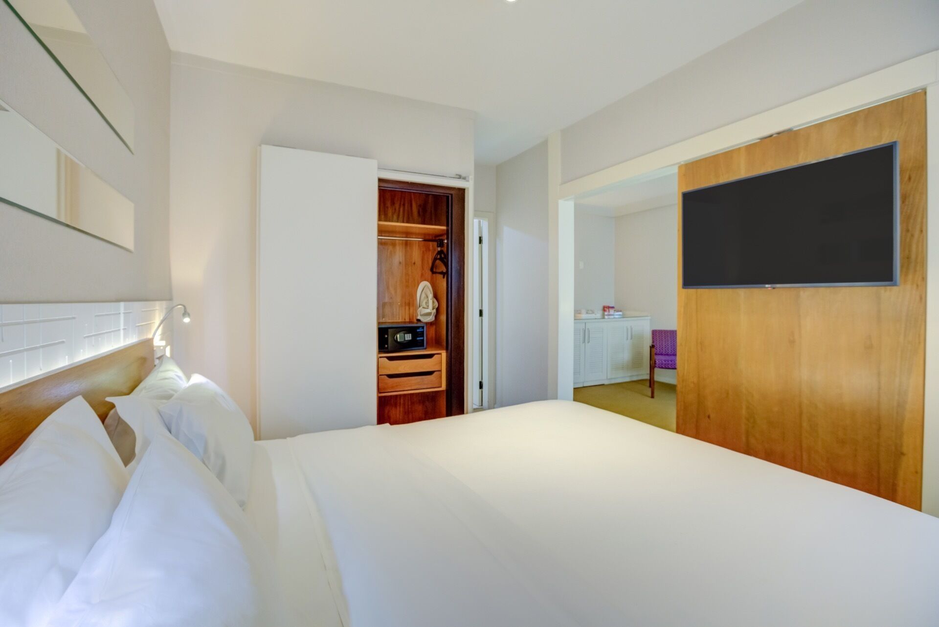Business-Suite, 1 King-Bett, Nichtraucher | Minibar, Zimmersafe, Schreibtisch, Verdunkelungsvorhänge