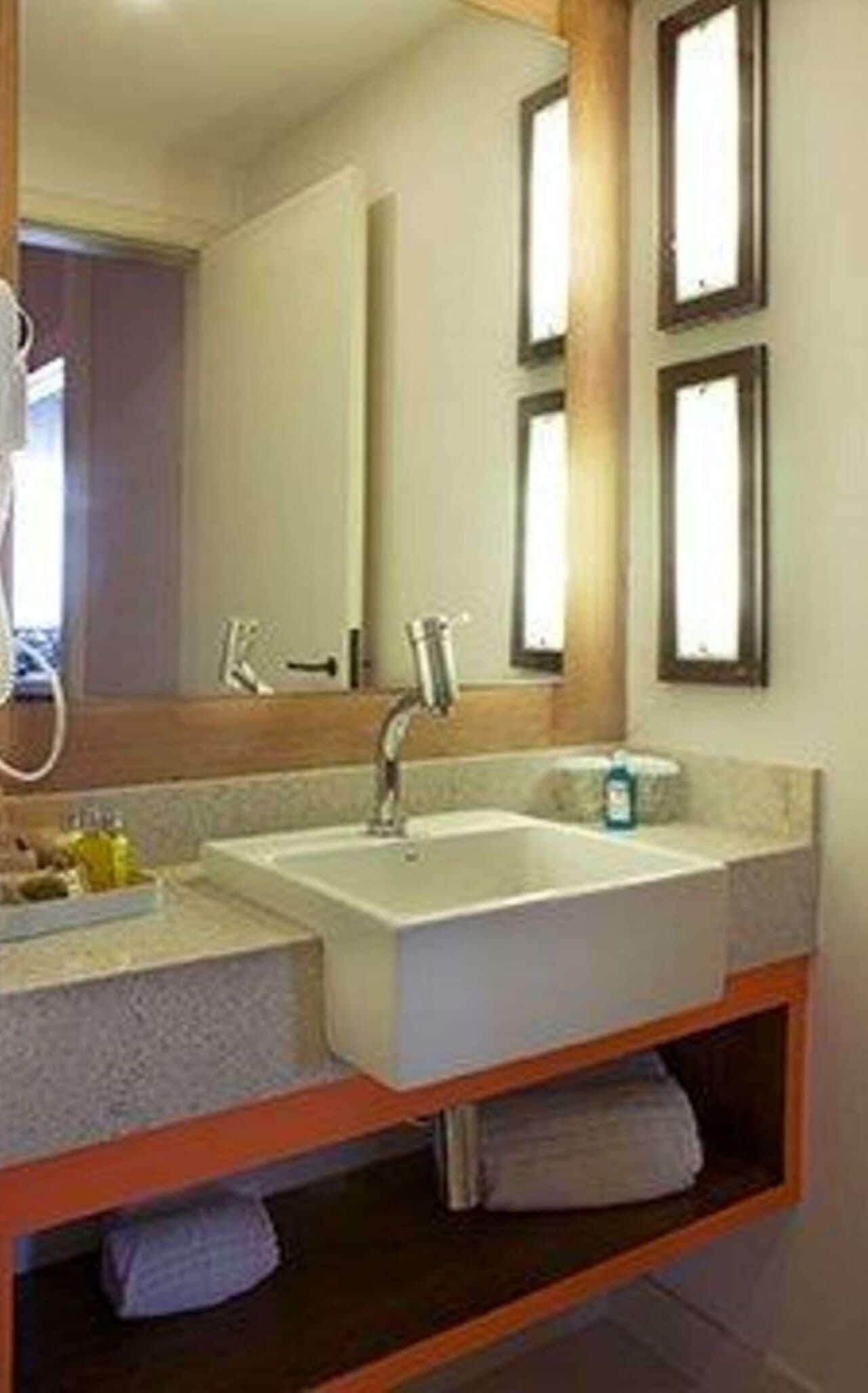 shower, rainfall showerhead, free toiletries, towels