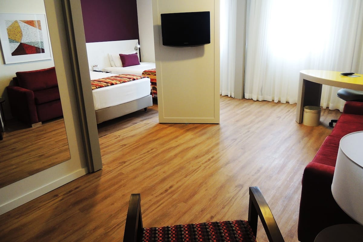 Suite Luxe, 2 lits une place, non-fumeurs | Minibar, coffres-forts dans les chambres, bureau, rideaux occultants