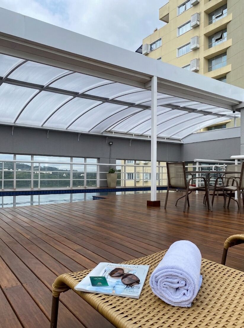 Piscina externa, espreguiçadeiras