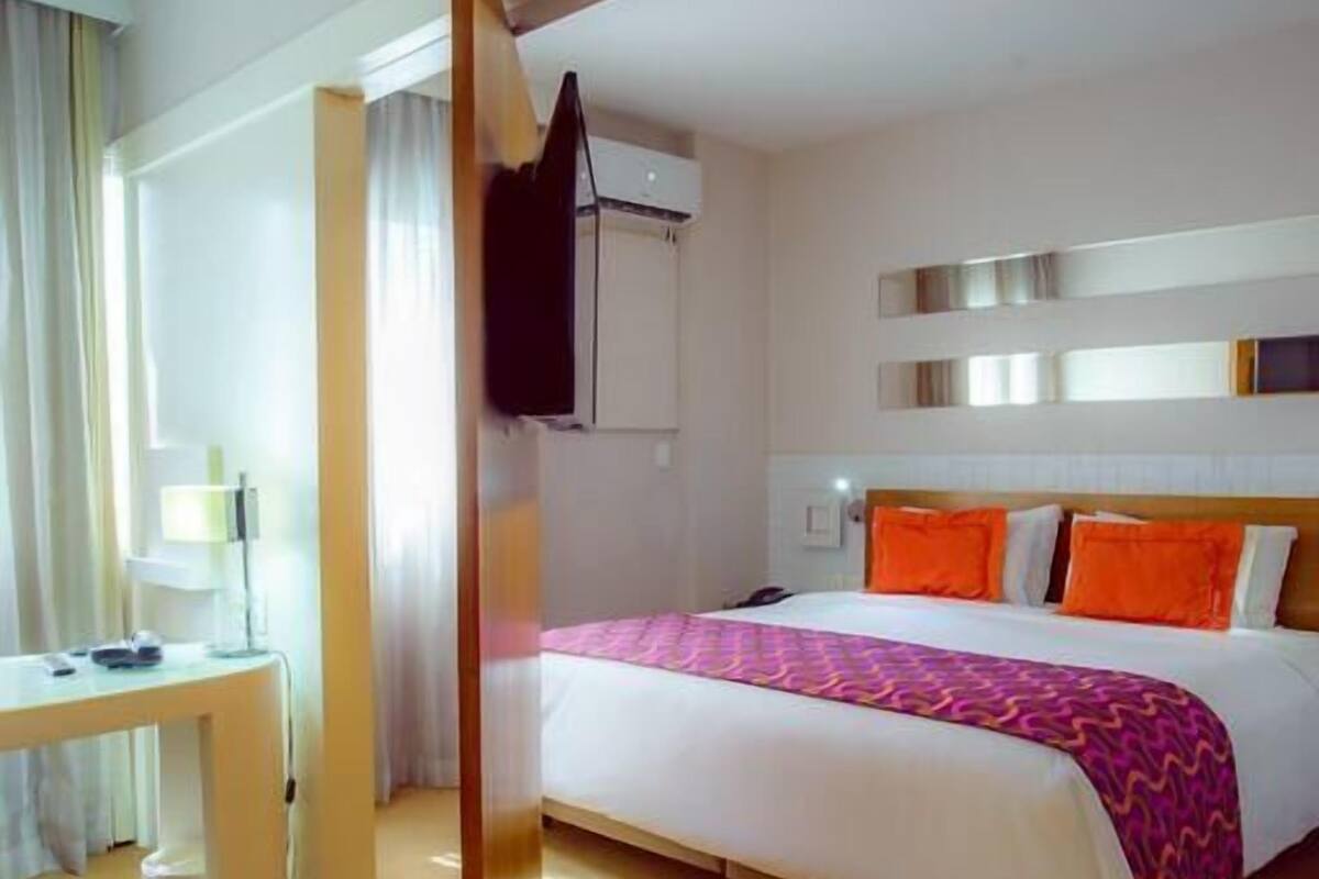 Minibar, caja fuerte, escritorio y cortinas opacas