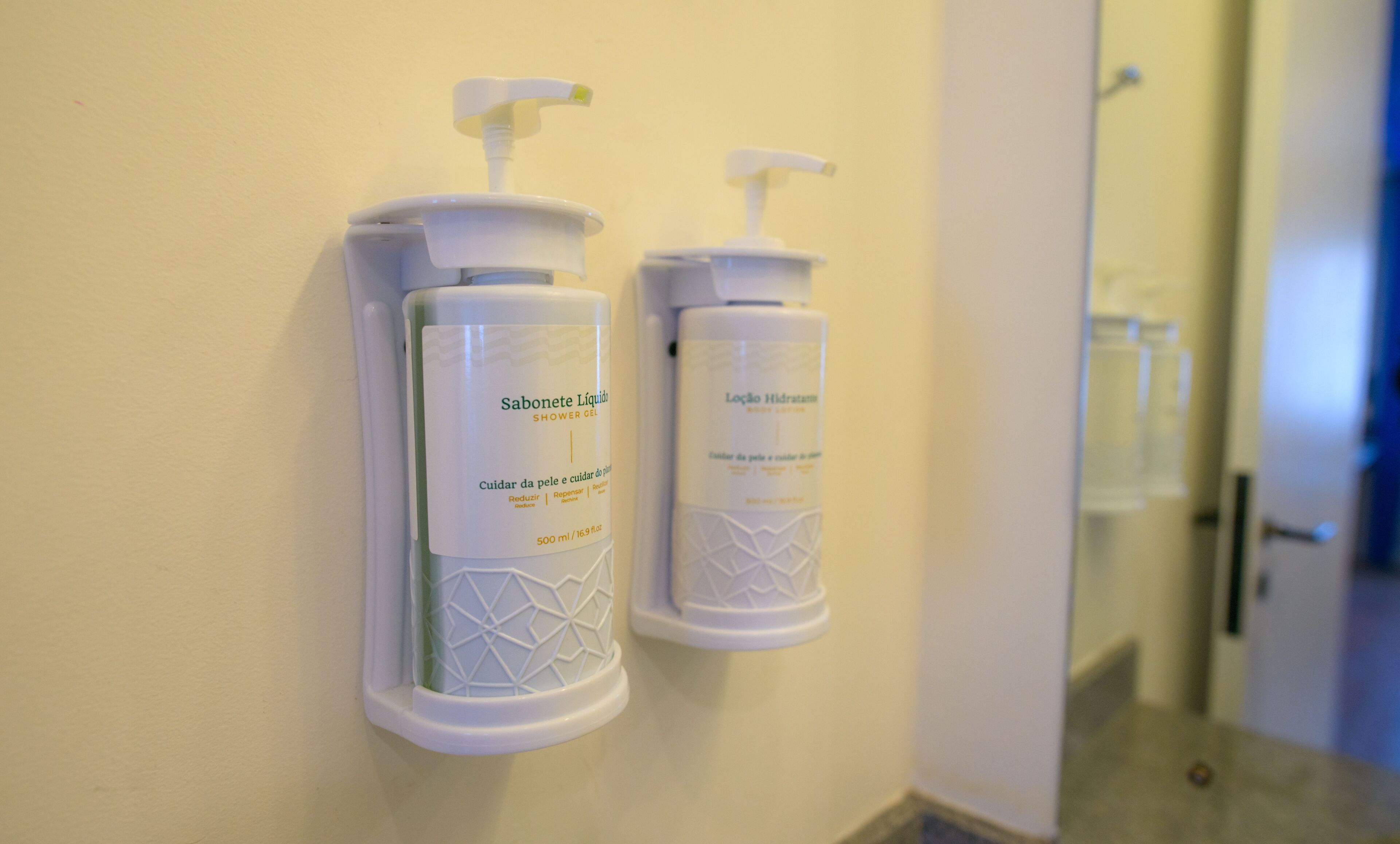 executive suite, 2 single beds, non smoking | bathroom | shower, rainfall showerhead, free toiletries, towels