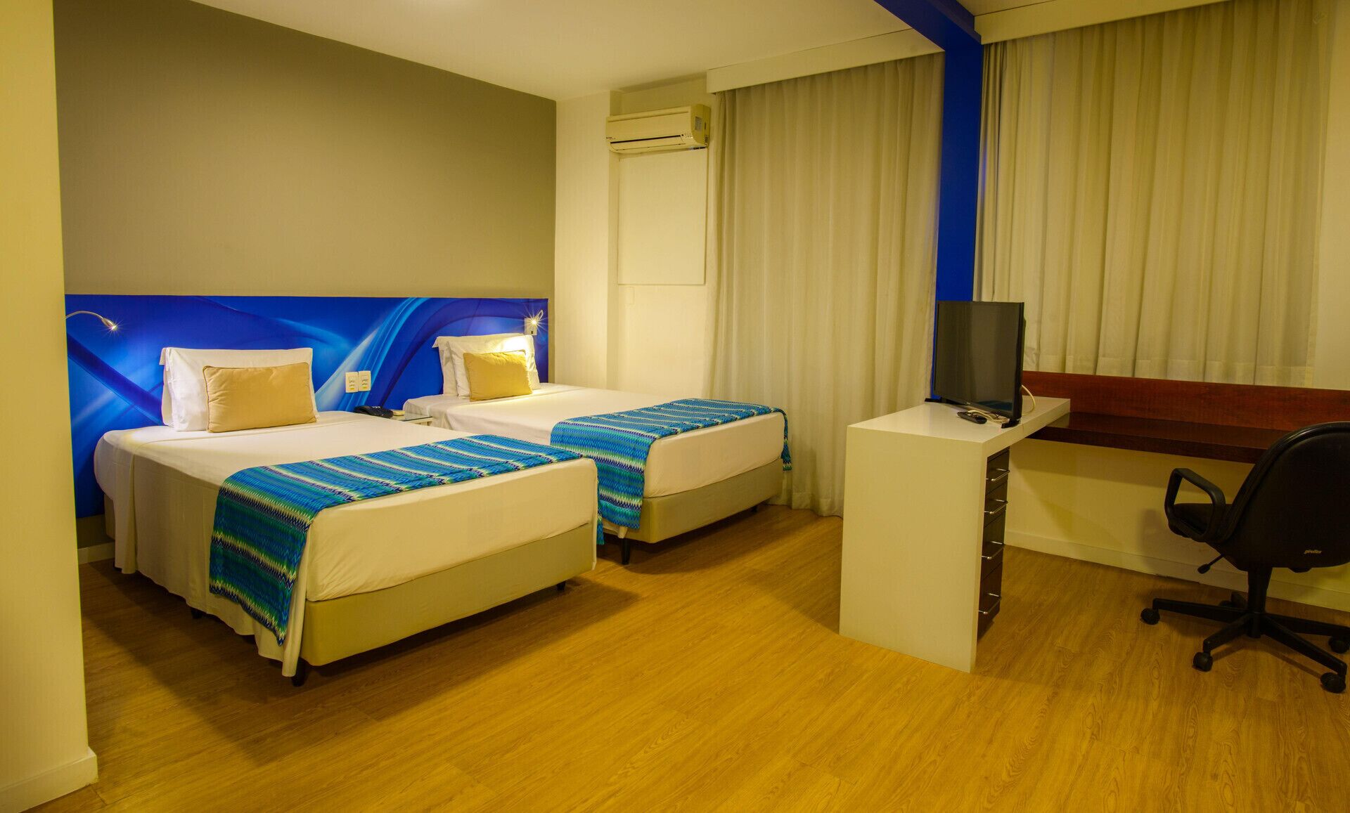 迷你吧、客房内保险箱、办公桌、遮光窗帘