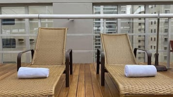Utomhuspool och solstolar