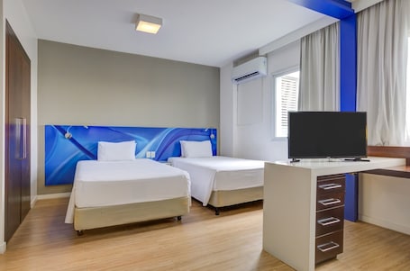 Executive Suite, 2 Twin Beds, Non Smoking | Minibar, in-room safe, desk, blackout drapes
