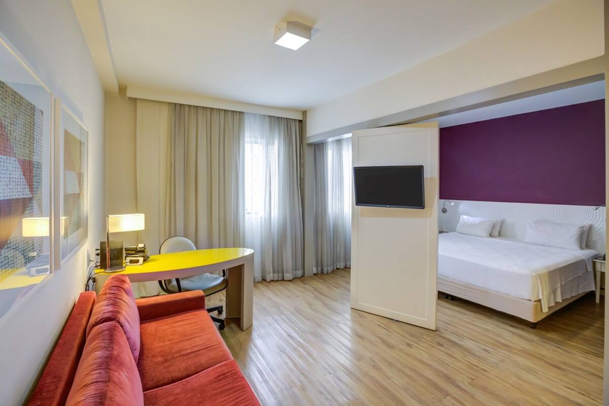 Suite de lujo, 1 cama de matrimonio grande, no fumadores | Minibar, caja fuerte, escritorio y cortinas opacas