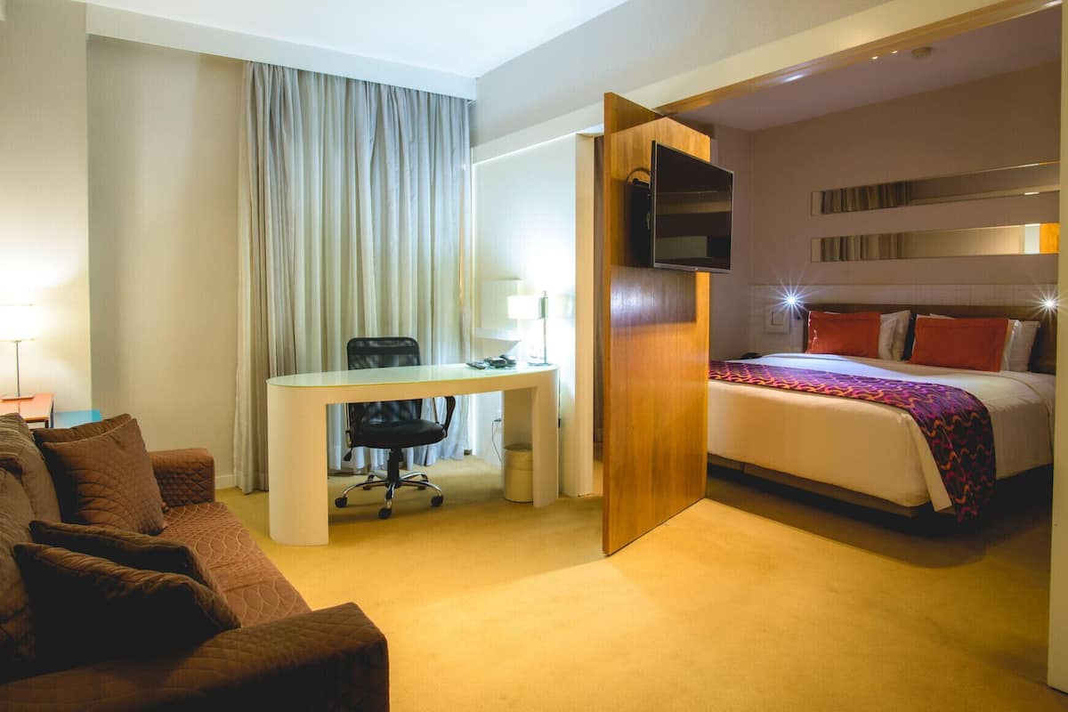 Minibar, safe på rommet, skrivebord og blendingsgardiner