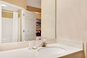 Combined shower/bathtub, free toiletries, hair dryer, towels - Baymont by Wyndham Pearl (Pearl)