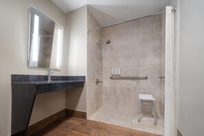 Habitación, 1 cama de matrimonio grande, accesible para personas con discapacidad, no fumadores | Baño accesible en silla de ruedas