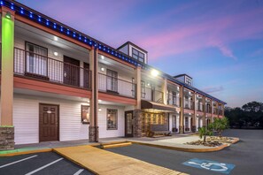 Exterior - Baymont by Wyndham Commerce GA Near Tanger Outlets Mall (Commerce)