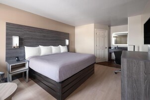 Standard Room, 1 King Bed | Premium bedding, soundproofing, iron/ironing board, free WiFi