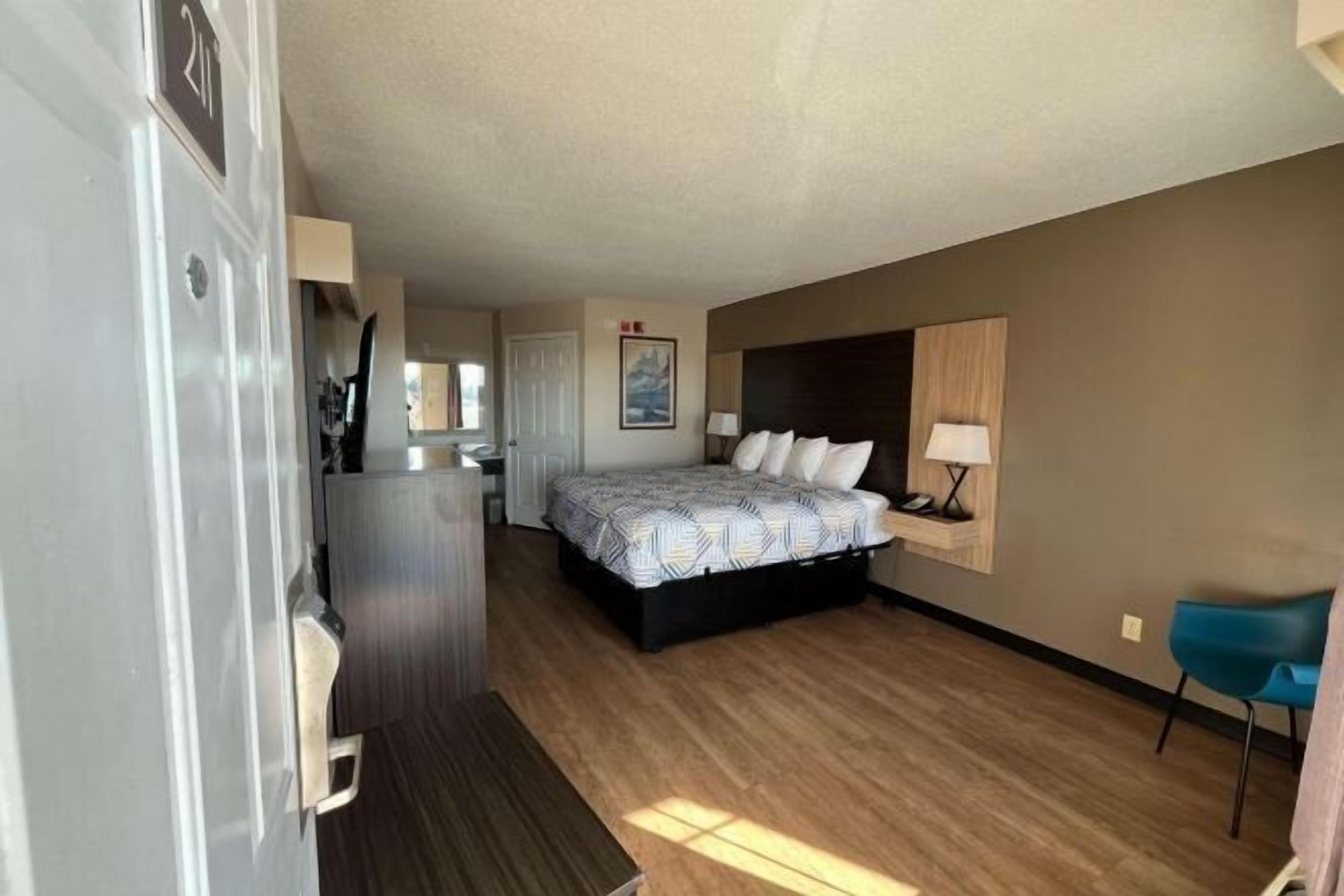 أسرّة بطبقة علوية مريحة ومكتب ومكواة/لوح كي وواي فاي مجانًا