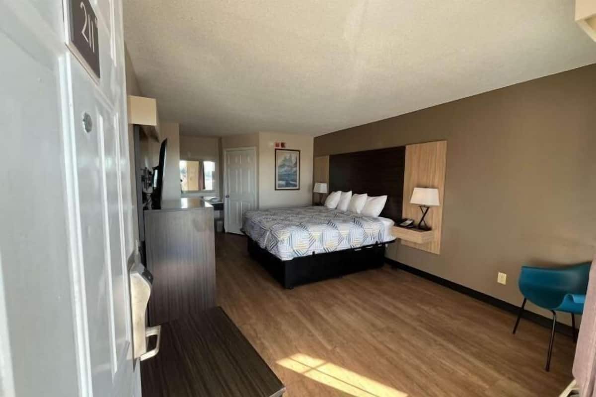 Pillowtop beds, desk, iron/ironing board, WiFi (free)