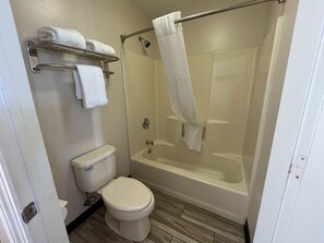 Combined shower/tub, free toiletries, hair dryer, towels - Motel 6 Georgetown, SC - Marina (Georgetown)