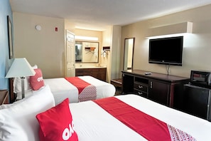 Huone (2 Queen Beds Non-Smoking) | Työpöytä, silitysrauta/-lauta, ilmainen Wi-Fi, vuodevaatteet