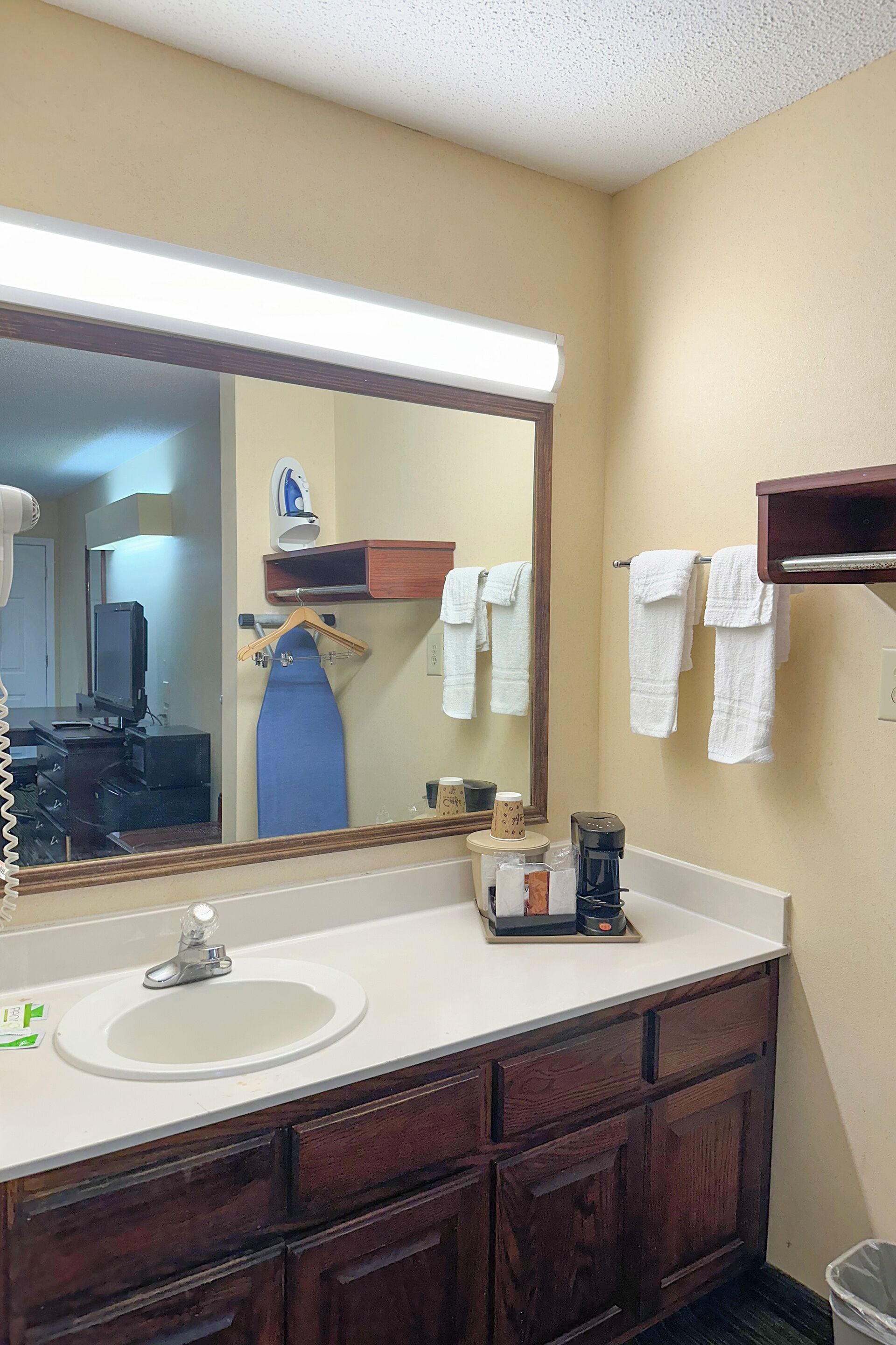Room (King Bed Non-Smoking) | Bathroom | Free toiletries, hair dryer, towels