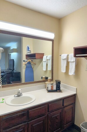 Room (King Bed Non-Smoking) | Bathroom | Free toiletries, hair dryer, towels - Bonita Lakes Inn by Capital O Meridian I20 (Meridian)