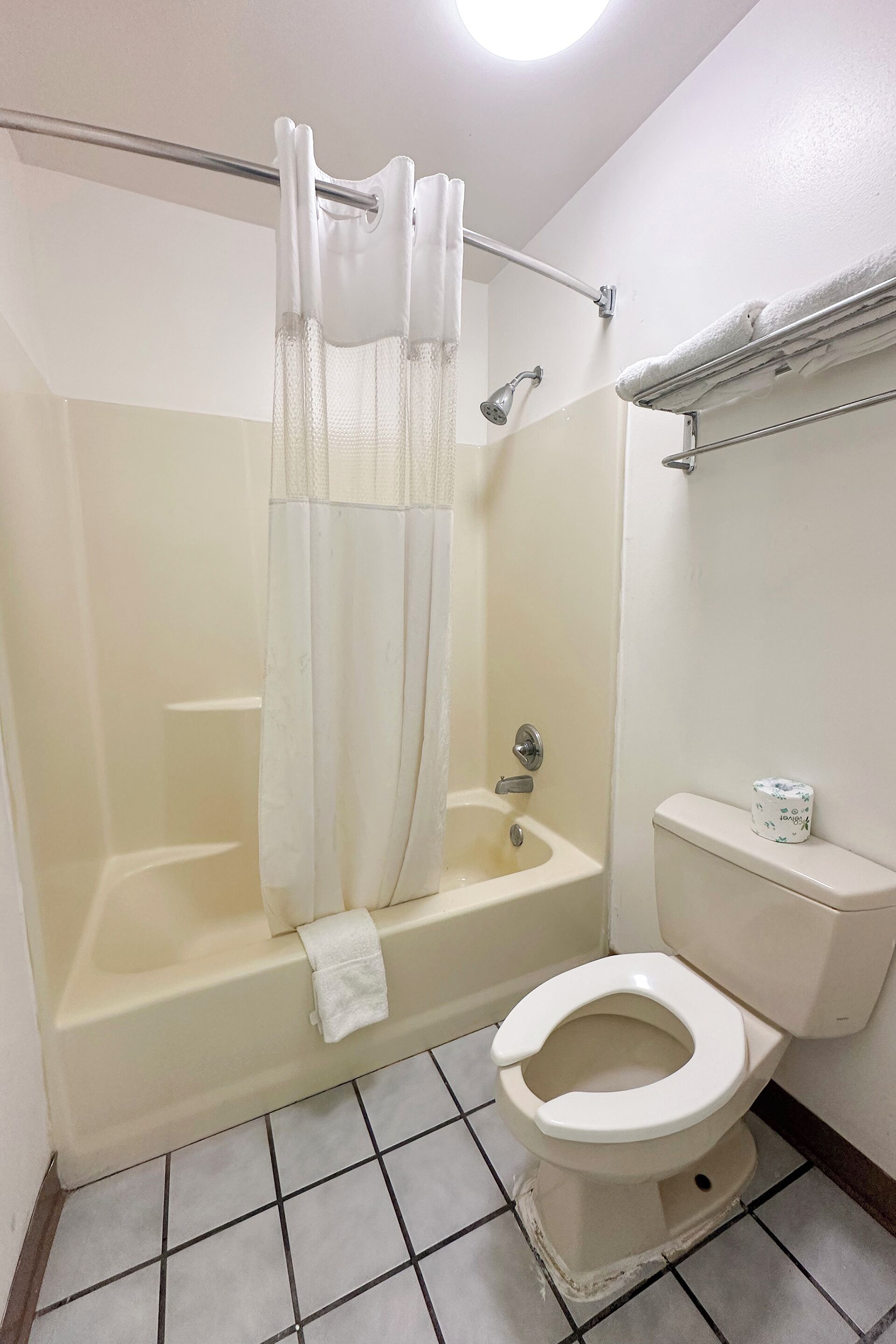 Kamar (2 Queen Beds Non-Smoking) | Kamar mandi | Perlengkapan mandi gratis, pengering rambut,  dan handuk