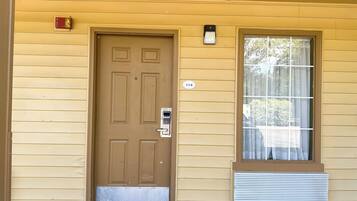 Bureau, fer et planche Ă  repasser, Wi-Fi gratuit, draps fournis