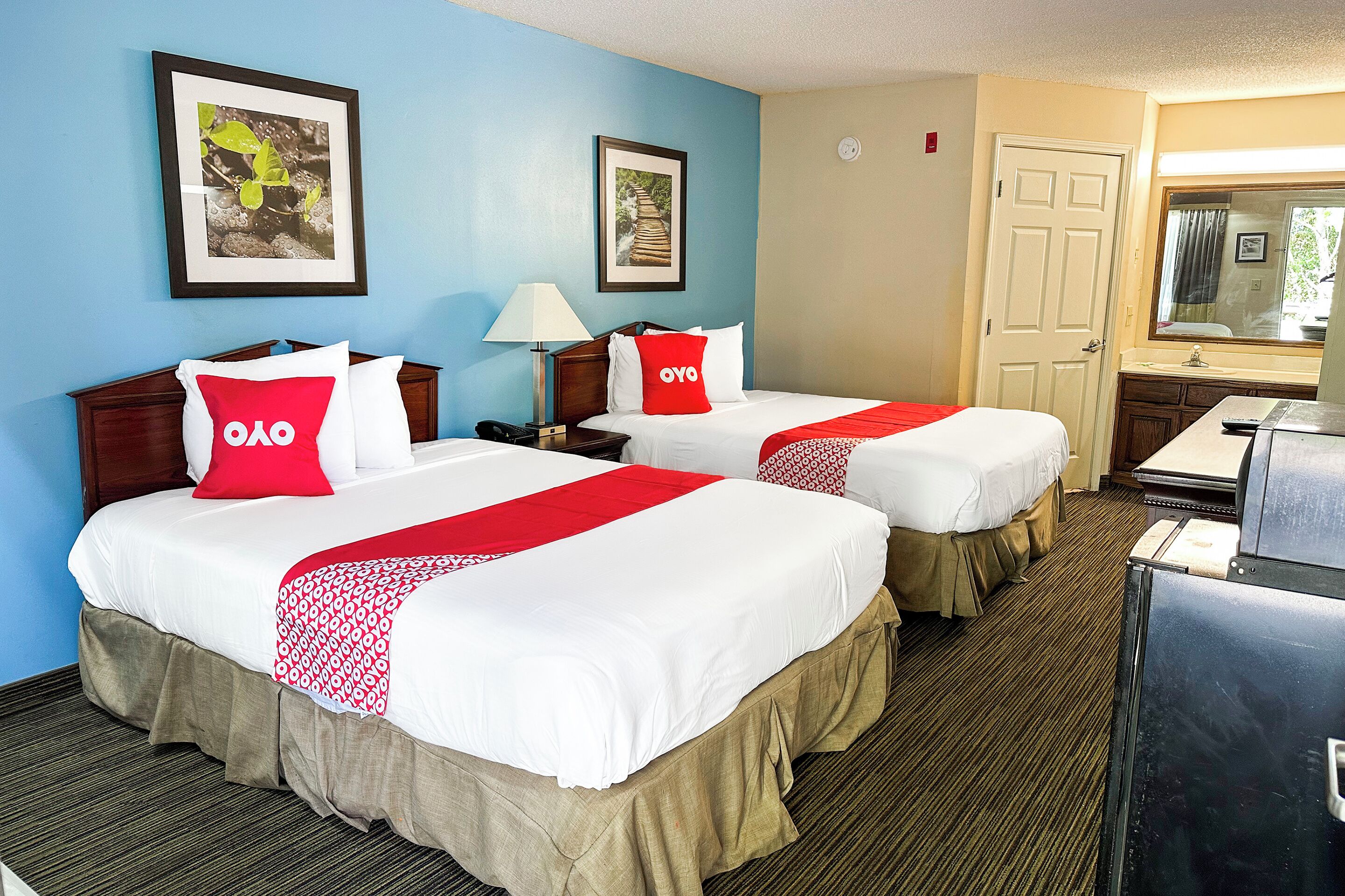 Rom (2 Queen Beds Non-Smoking) | Skrivebord, strykejern/-brett, wi-fi (inkludert) og sengetøy