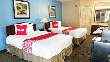 Rom (2 Queen Beds Non-Smoking) | Skrivebord, strykejern/-brett, wi-fi (inkludert) og sengetøy