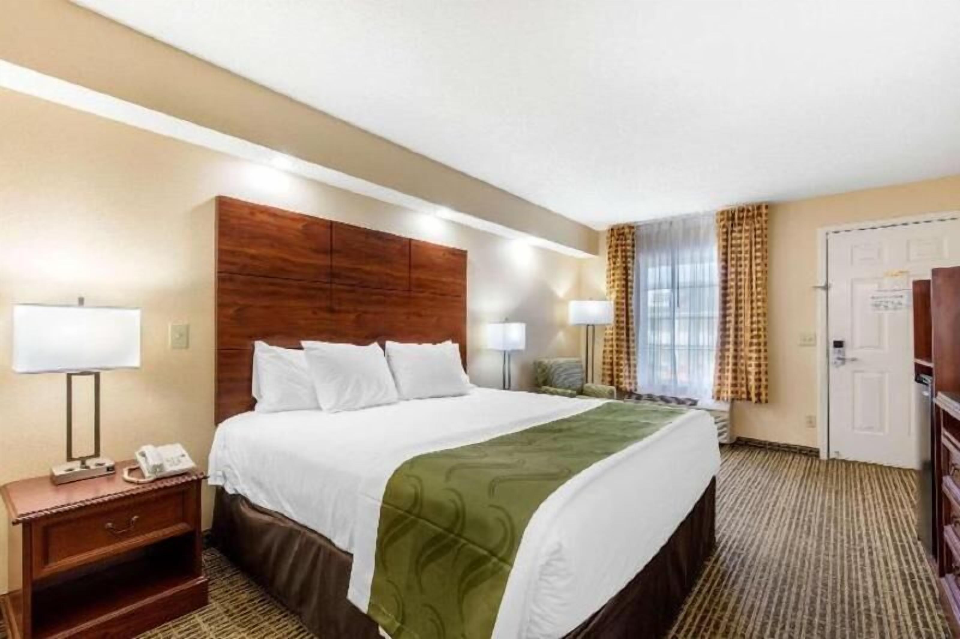 Cortinas opacas, tabla de planchar con plancha, wifi gratis
