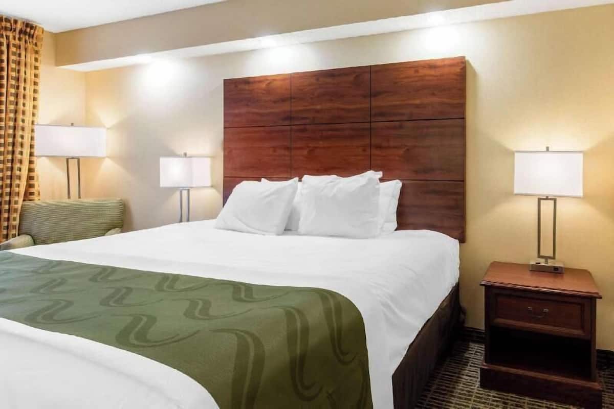 Cortinas blackout, tabla de planchar con plancha y wifi gratis