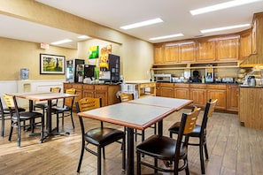 Free daily continental breakfast - Quality Inn Thomaston (Thomaston)