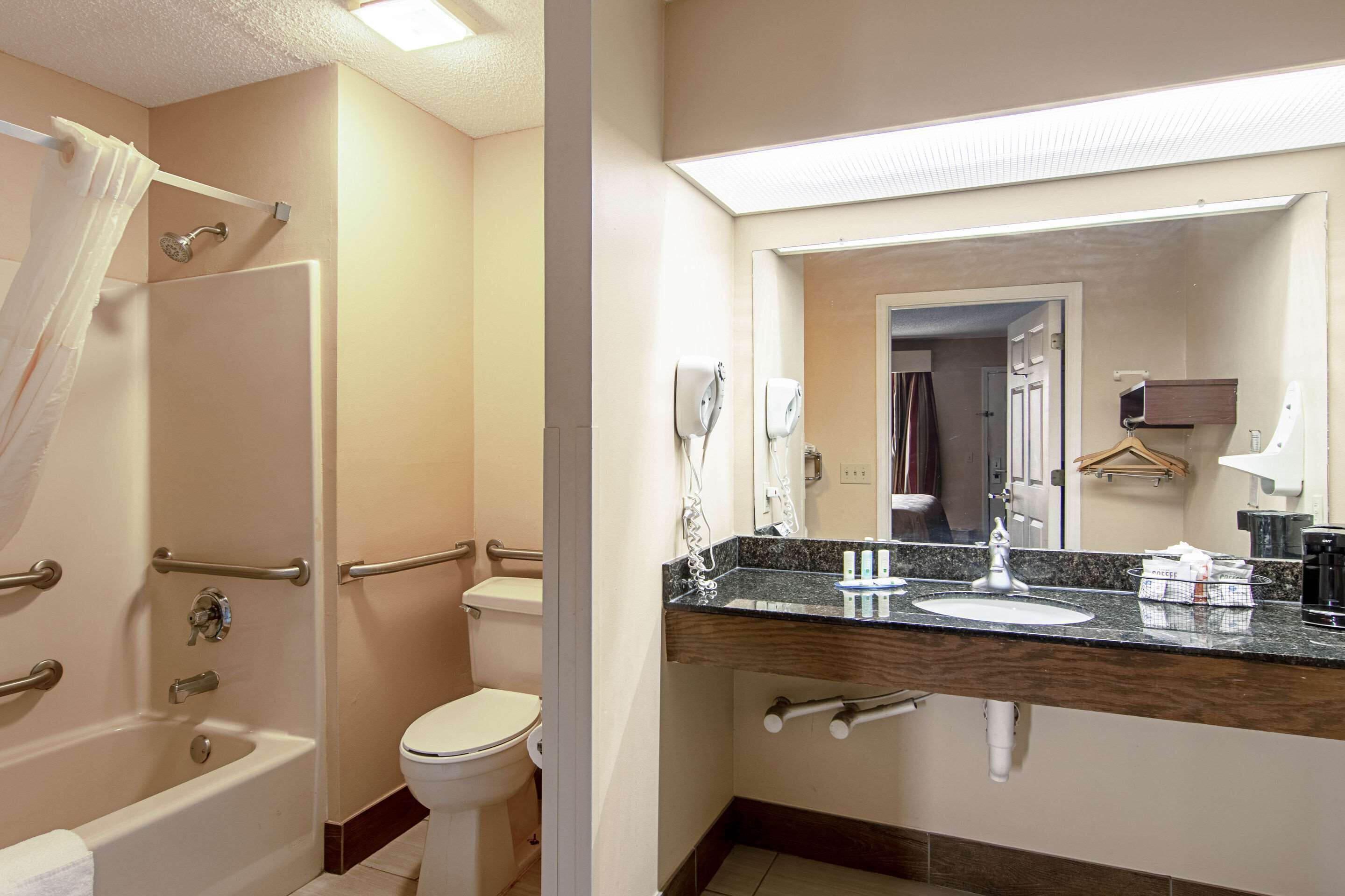 Room, 1 King Bed, Accessible, Smoking | Bathroom