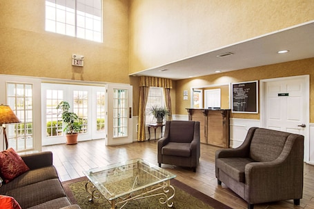 Lobby. Quality Inn Thomaston