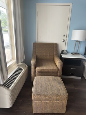 Habitación, 1 cama de matrimonio grande, no fumadores (Mobility Accessible) | Tabla de planchar con plancha, wifi gratis, ropa de cama
