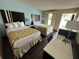 Chambre, 2 lits doubles, accessible aux personnes à mobilité réduite, non-fumeurs | Fer et planche à repasser, Wi-Fi gratuit, draps fournis