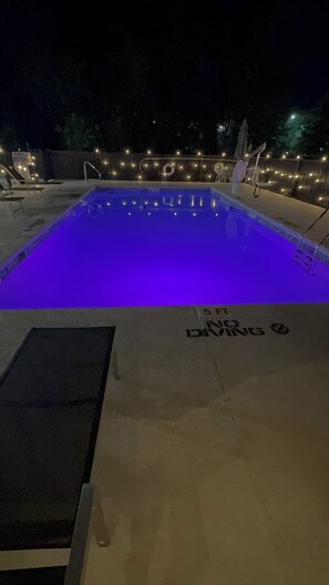 สระว่ายน้ำกลางแจ้ง