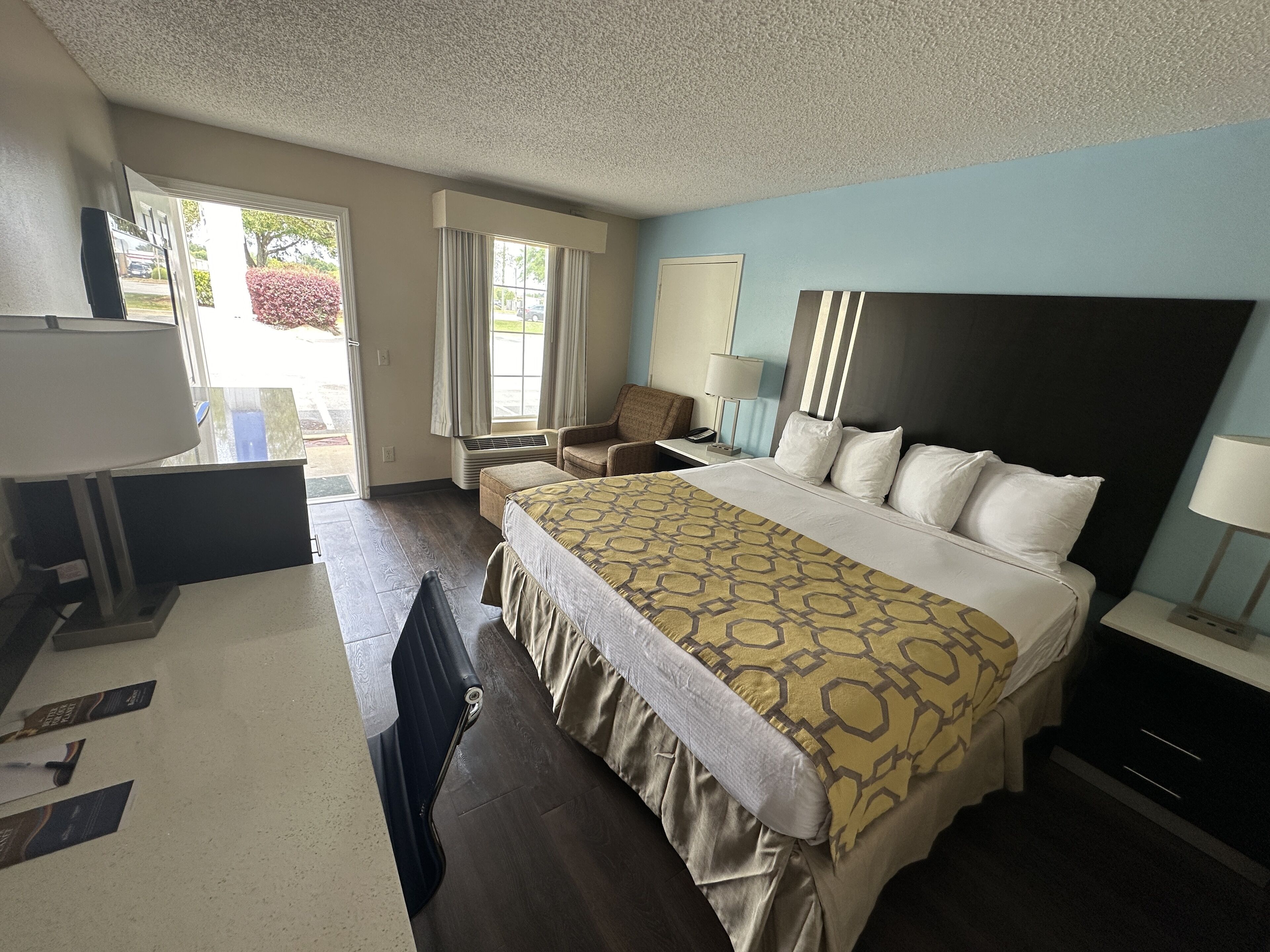 Room, 1 King Bed, Accessible, Non Smoking (Mobility Accessible) | Iron/ironing board, free WiFi, bed sheets