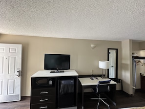 Room, 1 King Bed, Non Smoking | Iron/ironing board, free WiFi, bed sheets