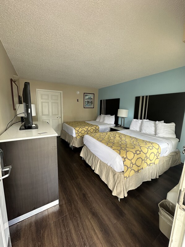 Habitación, 2 camas dobles, accesible para personas con discapacidad, no fumadores | Tabla de planchar con plancha, wifi gratis, ropa de cama