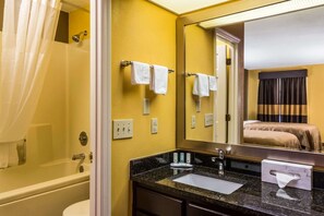 Combined shower/tub, hair dryer, towels - Quality Inn Washington GA (Washington)