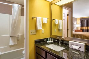 Combined shower/bathtub, hair dryer, towels