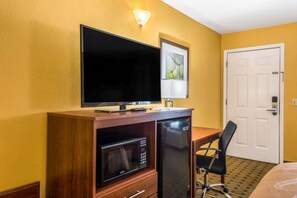 Standard Room, 1 King Bed, Non Smoking | Desk, iron/ironing board, free WiFi, bed sheets - Quality Inn Washington GA (Washington)